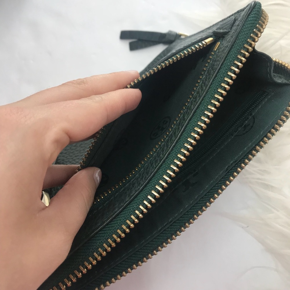 •Tory Burch• Robinson Pebbled Green Large Wristlet - Picture 5 of 8
